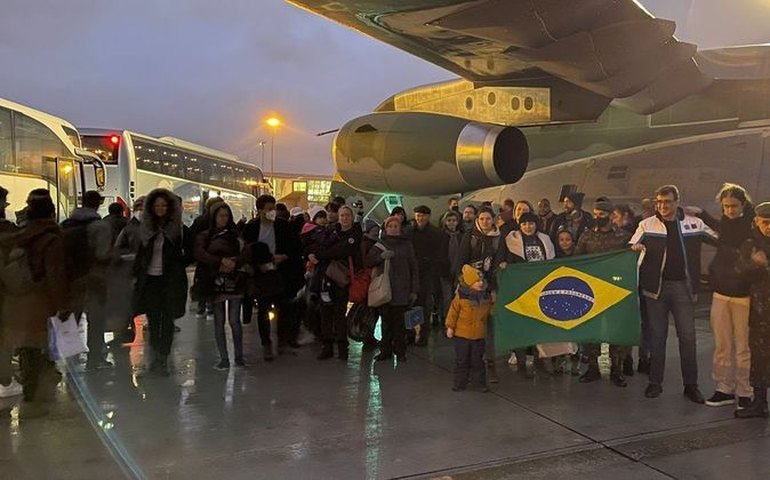 Bolsonaro recebe resgatados da Ucrânia em avião da FAB