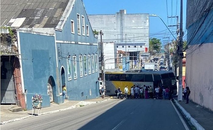 Acidente envolvendo ônibus e estudante para o trânsito no Centro