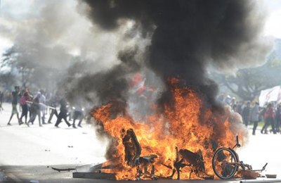 Grupo quebra vidraças, paradas de ônibus e orelhões em protesto em Brasília