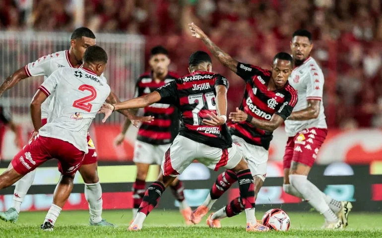 Garrinscha desequilibra e Bangu vence o Flamengo em Moça Bonita pelo Carioca