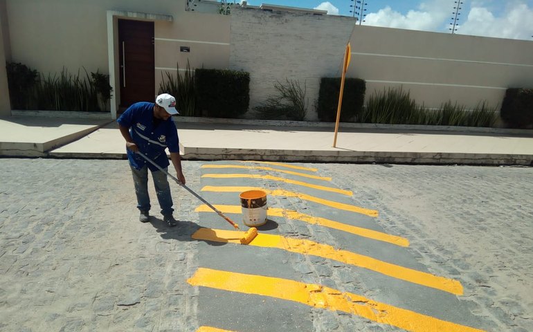 Prefeitura intensifica pintura de lombadas em bairros de Arapiraca