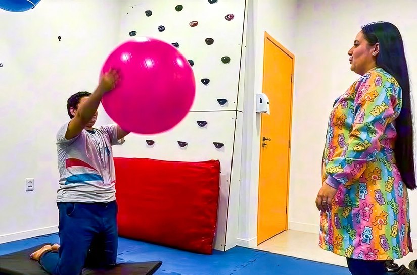 Fisioterapia fortalece desenvolvimento motor e amplia autonomia de crianças e adolescentes na Casa do Autista