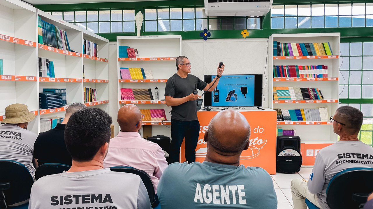 Agentes socioeducativos participam de treinamento para o uso de rádios transceptores