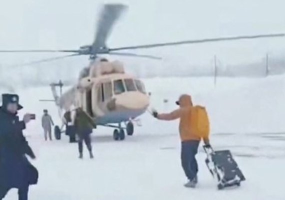 Cerca de mil turistas ficam presos após avalanche na China