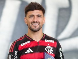 Arrascaeta recebe prêmio de Rei da América e brinca por ter superado Messi: 'Está ficando velho'