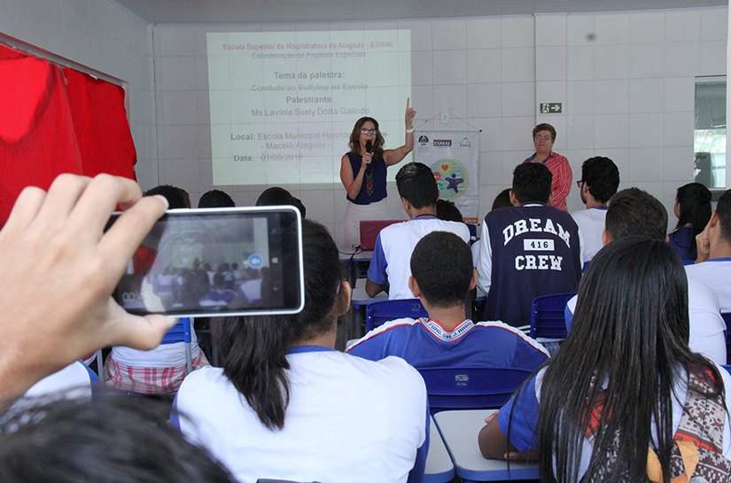 Esmal leva palestra sobre bullying e violência na escola a estudantes do Tabuleiro