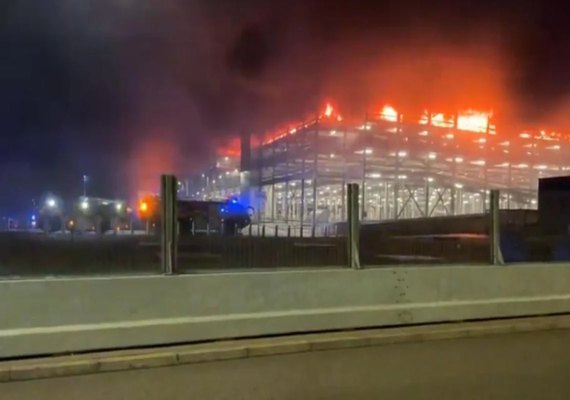 Incêndio obriga aeroporto de Londres a suspender todos os voos; vídeo