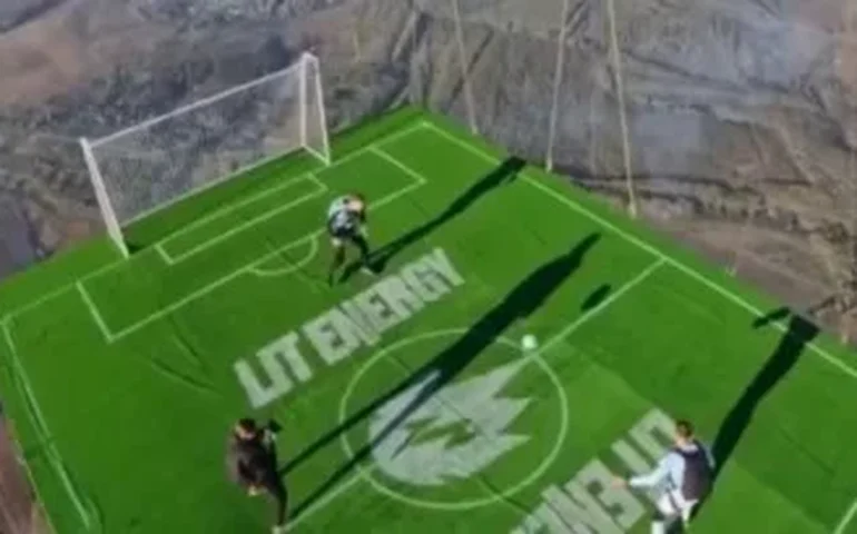 Atleta russo joga futebol a 1.800 metros de altitude em balão de ar quente e quebra recorde