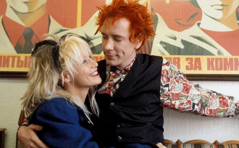 Ex-Sex Pistols, Johnny Rotten chora no palco ao lembrar morte da esposa