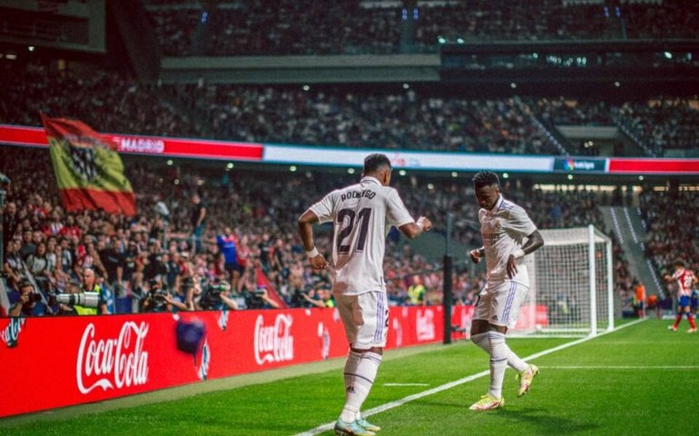 Vinícius Jr. sofre ofensas racistas da torcida do Atlético antes do clássico