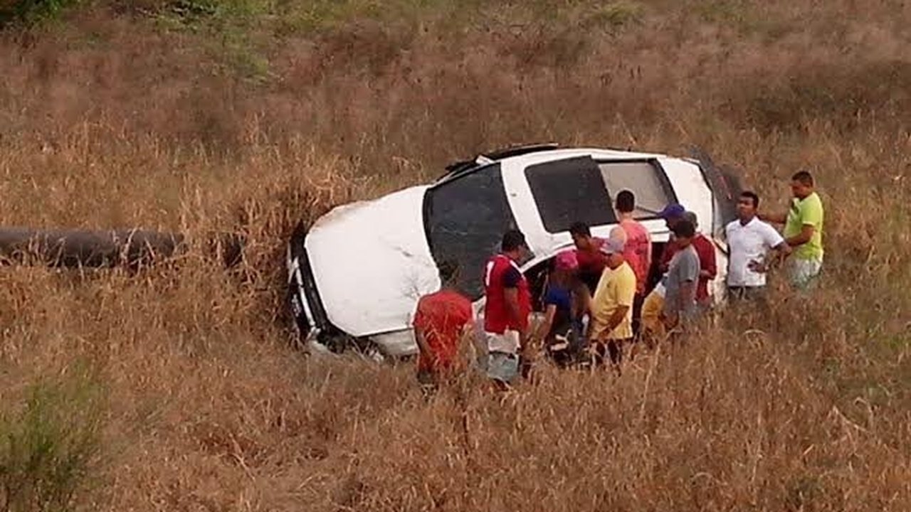Marta capota carro com três pessoas, mas todos passam bem