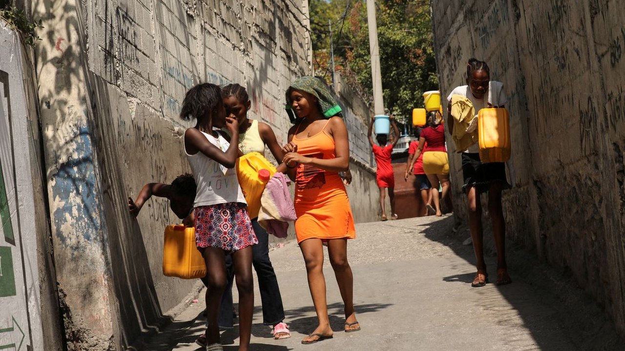 Crianças no Haiti relatam adesão a gangues por fome e medo, diz ONG
