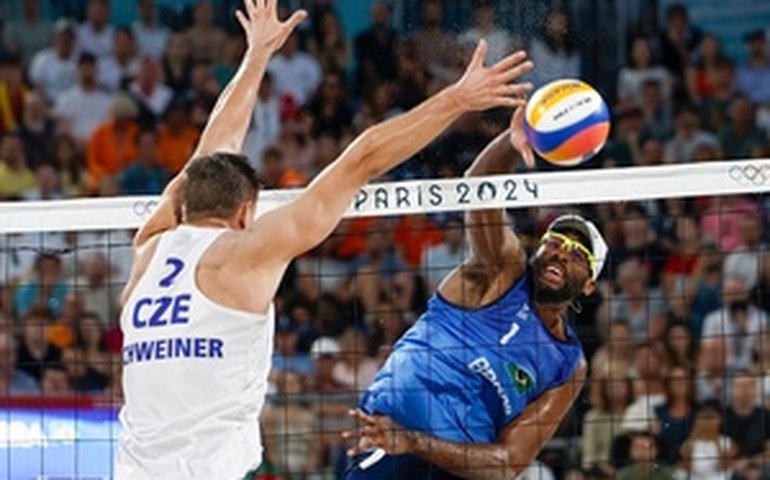 Evandro desequilibra, Brasil vence checos, e garante 1º lugar do Grupo E no vôlei de praia