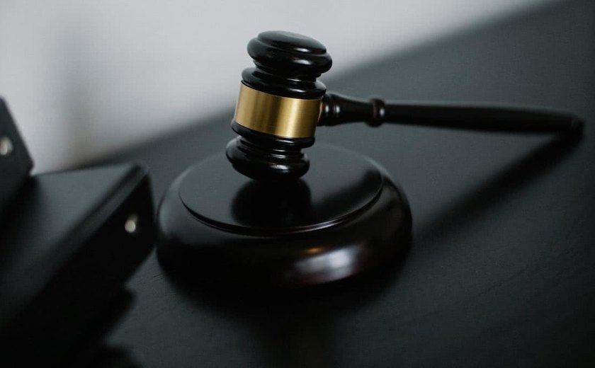 Homem é condenado a 24 anos de prisão por homicídio motivado por vingança em bar de Maceió