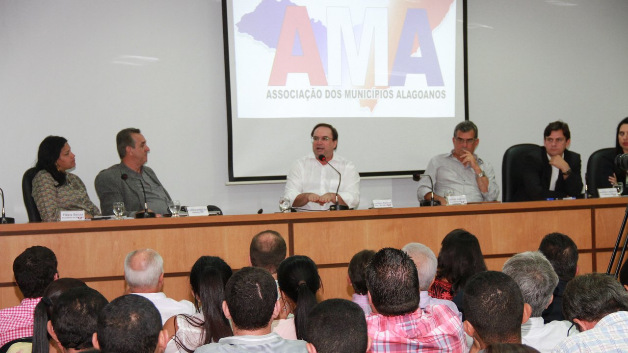 Luciano Barbosa discute parceria para municipalização da Educação