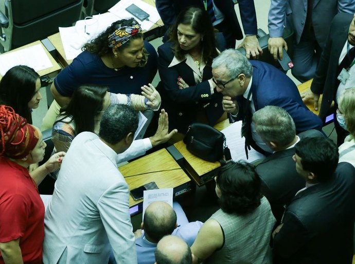Câmara aprova PEC que perdoa multas e cotas raciais de partidos