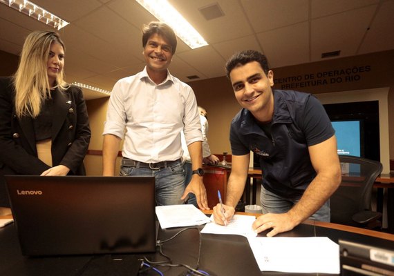 Prefeito JHC assina acordo de cooperação para implantar o app Táxi-Maceió