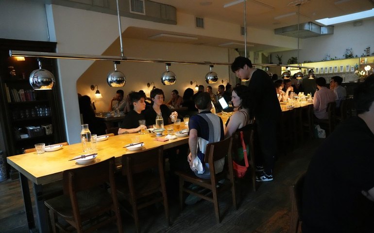 Ladrões em motocicletas assustam clientes em restaurantes de luxo em Nova York