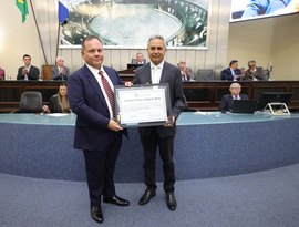 Assembleia homenageia Fernando Maciel com a comenda Omar Coelho de Mello