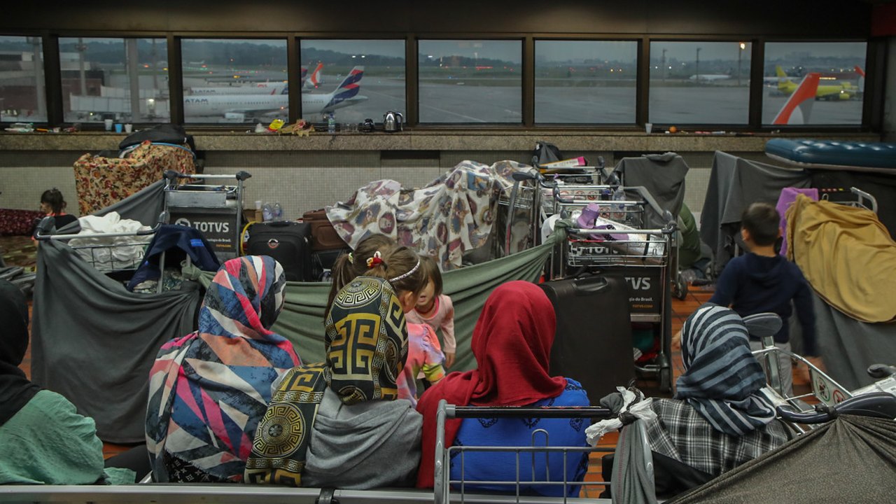 Refugiados afegãos abrigados no aeroporto de Guarulhos testam positivo para covid