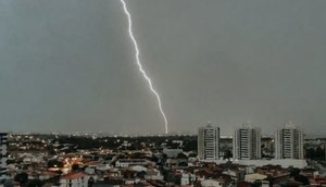 Chuva com descargas elétricas provoca queda de energia em Aracaju