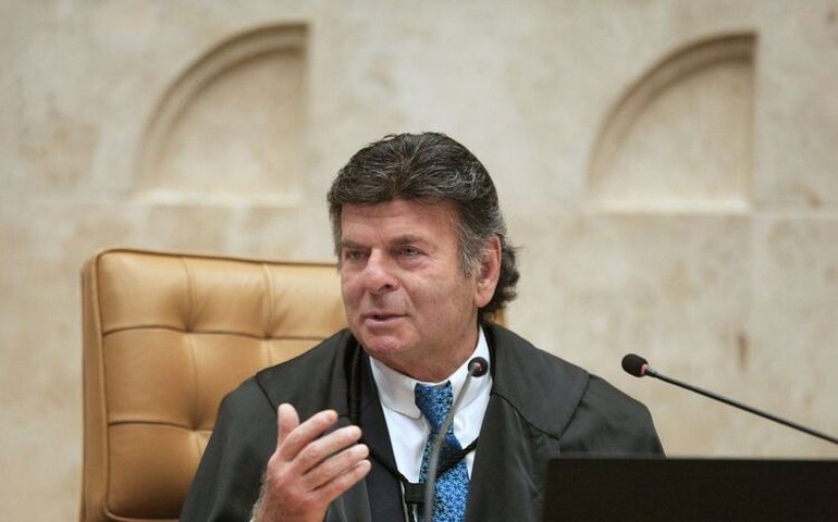 Ministro Luiz Fux autoriza compra de medicamento para aids