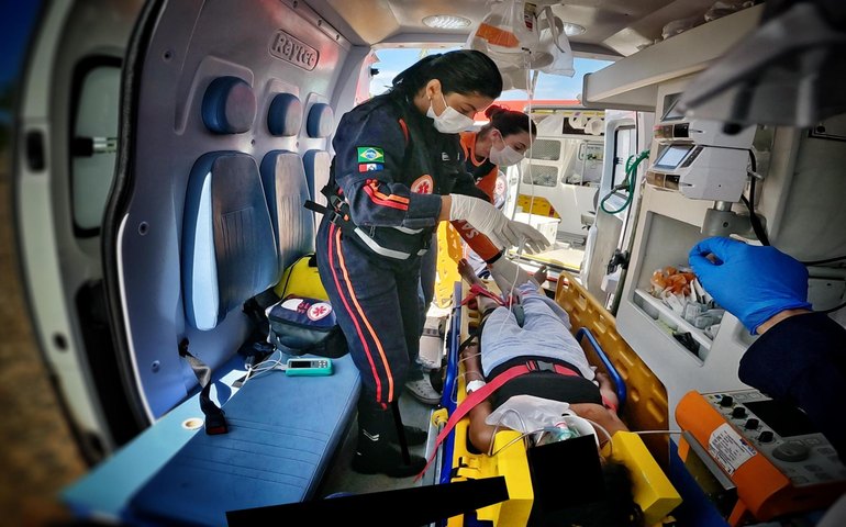 Samu socorre vítima de acidente na Barra de Santo Antônio