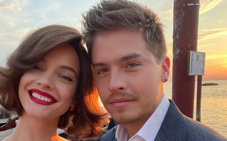 Dylan Sprouse, ex-estrela da Disney, anuncia que está noivo da modelo Barbara Palvin