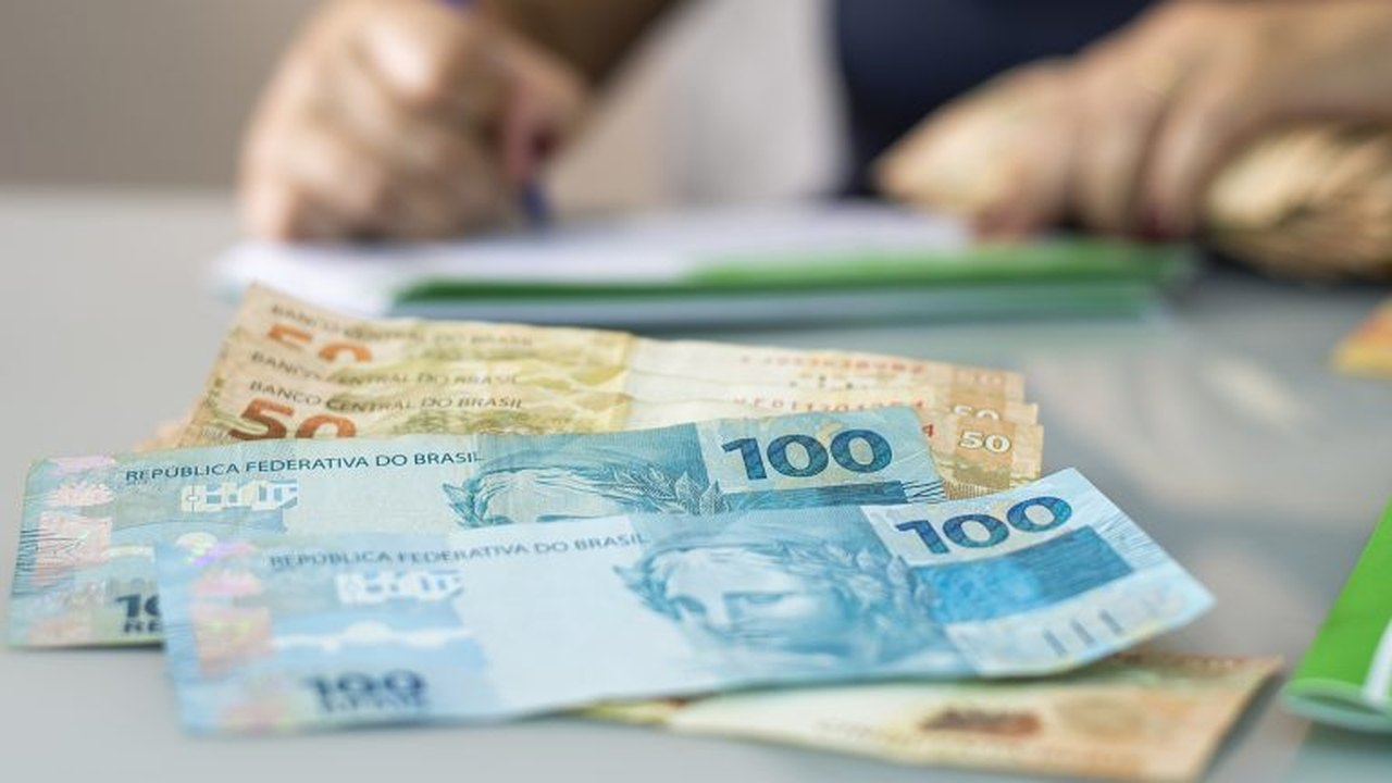 Remuneração média e massa salarial caem no 1º semestre, mostra RAIS