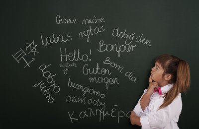 Escolas bilíngues deixam de lado o currículo brasileiro? Veja mitos e verdades sobre essa modalidade