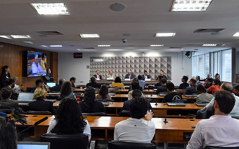 CDH analisa reclusão de três a seis anos para apologia ao nazismo