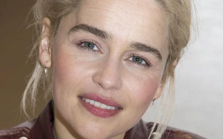 Emilia Clarke revela ter 'enganado a morte' após aneurismas cerebrais