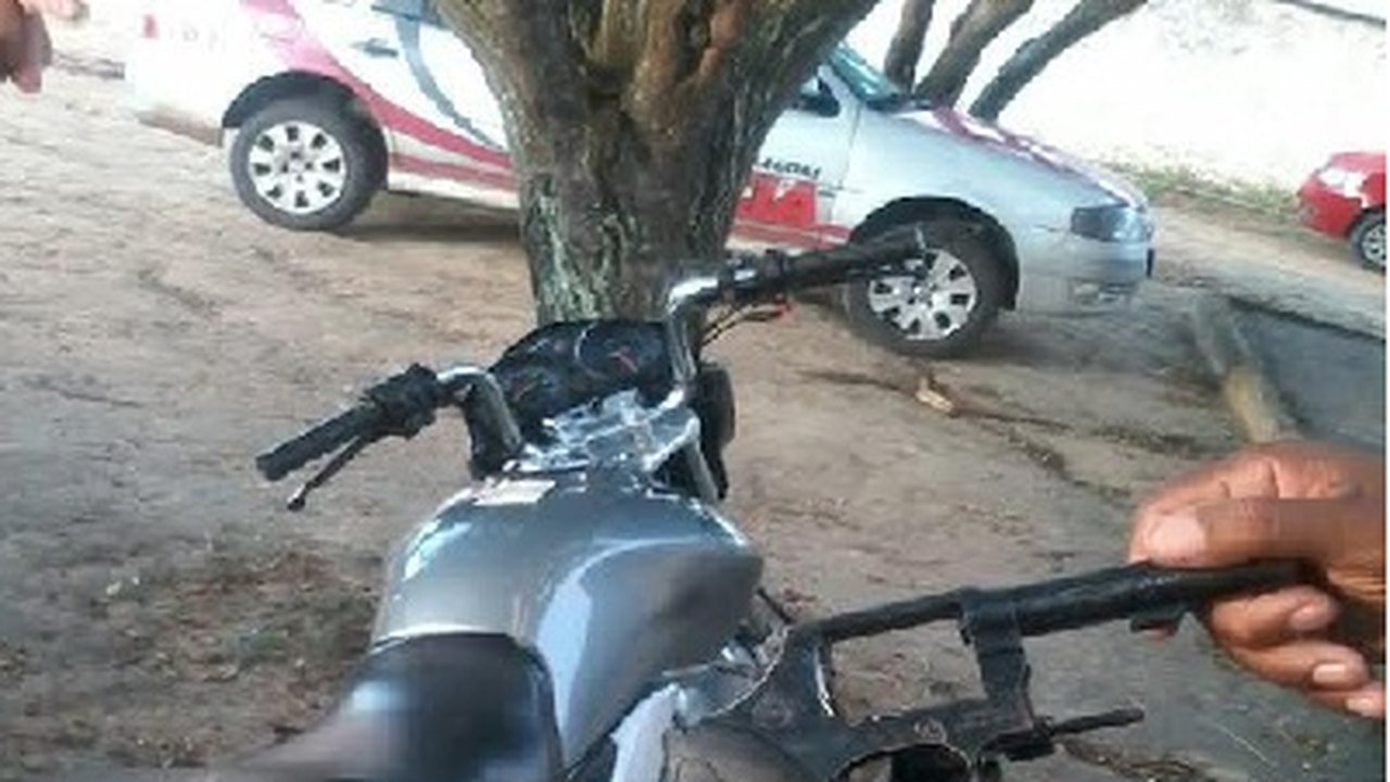 PM apreende arma de fogo e moto roubada