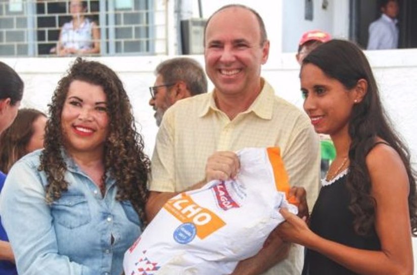 Prefeito de Olho d’Água das Flores entrega sementes aos agricultores