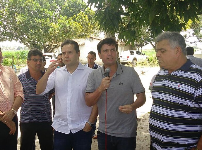 Prefeito Marcius Beltrão acompanha governador durante vistoria as duas rodovias que cortam Penedo