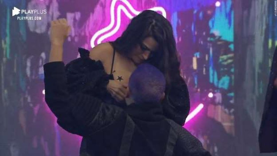 A Fazenda: Raissa Barbosa serve bebida nos seios para Lucas Maciel