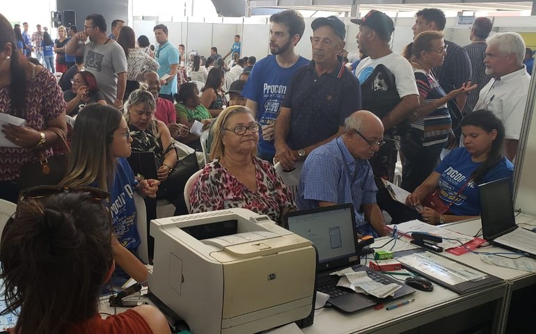 Casal realiza mais de 120 atendimentos no primeiro dia do Feirão de Renegociação