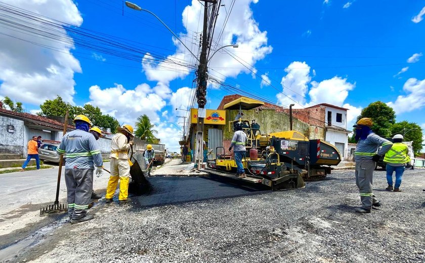 Prefeitura pavimenta ruas do bairro Santa Amélia