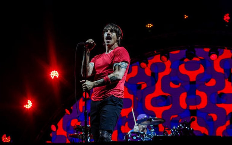 Com cover de Jorge Ben Jor, Red Hot Chili Peppers presenteia fãs com clássicos