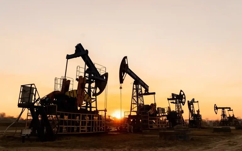 Banco Mundial: excesso de oferta deve limitar preços do petróleo em 2025, mesmo com conflitos