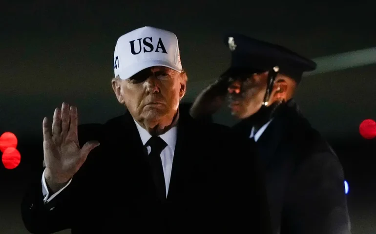 Trump pede que Teerã mostre aos manifestantes a humanidade em meio a relatos de aumento do número de mortos na repressão