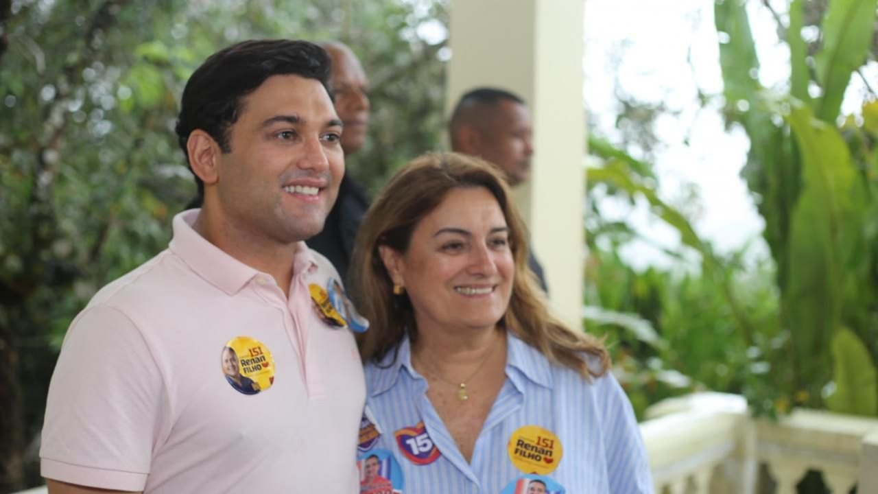 Ao lado da ex-prefeita de Rio Largo, Vânia Paiva, Rodrigo Valença reforça campanha para deputado federal