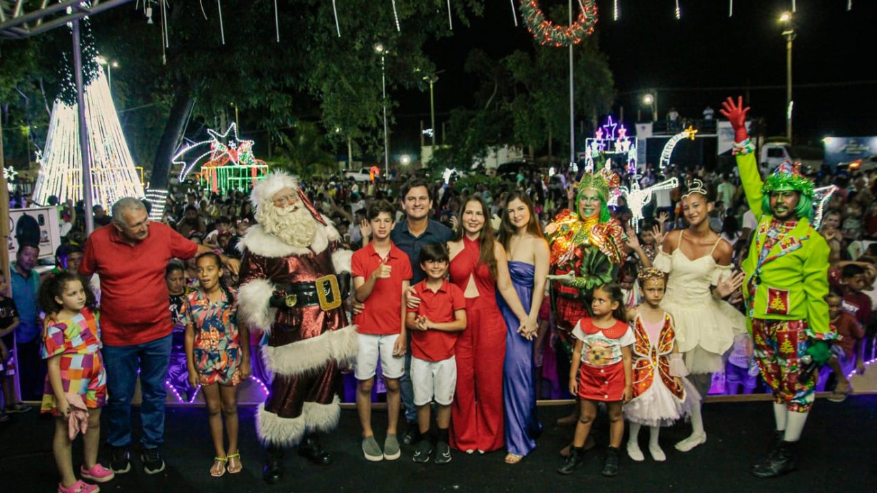 Chegada do Papai Noel e acendimento das luzes marcam a abertura do Natal Luz em Coruripe
