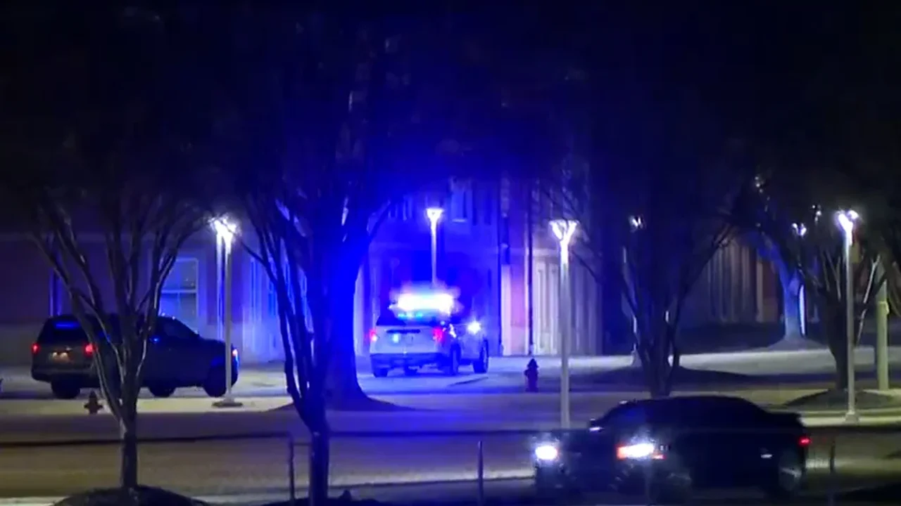 Tiroteio em um complexo residencial da Universidade Estadual da Carolina do Sul deixa 2 mortos e 1 ferido.
