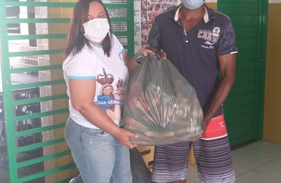 Prefeitura de Delmiro inicia entrega de kits de merenda a famílias de alunos da rede municipal