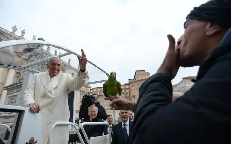 Cardeal celebra missa em sufrágio de Papa: 'Era incansável'