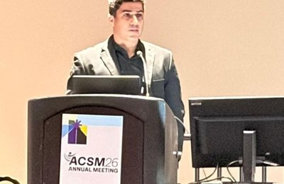 Profissional de Educação Física Wesley Henrique apresenta pesquisa sobre métodos avaliativos e palestra sobre exercício e saúde renal em congresso nos EUA
