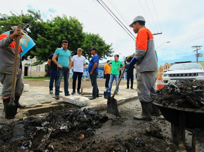 Sábado de trabalho: Rui acompanha recuperação de vias no Jaraguá