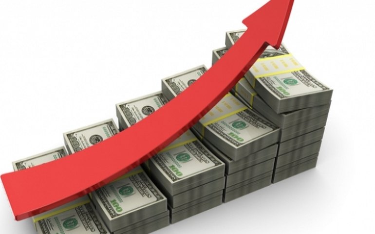 Dólar sobe com ajustes, após alta da véspera no exterior