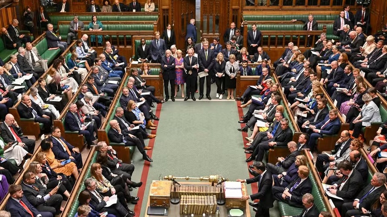 Reino Unido: Trabalhistas devem conquistar maioria histórica no Parlamento amanhã, diz pesquisa